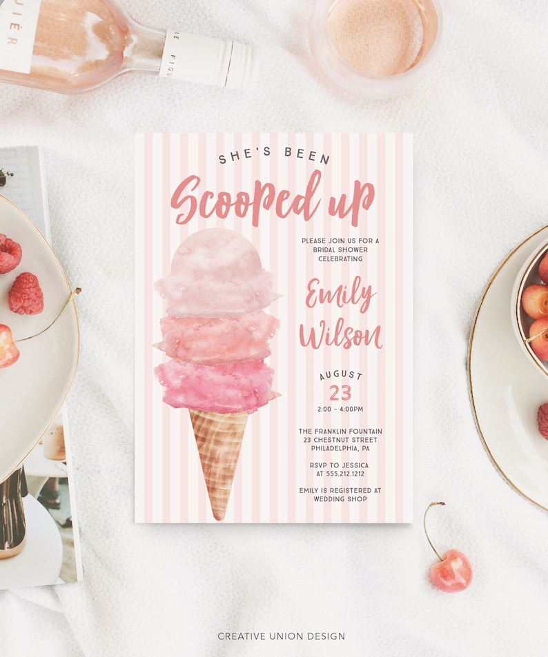 K&ouml;nnte beinhalten: Eine rosafarbene und wei&szlig; gestreifte Einladung zur Brautparty mit einer Aquarell-Illustration eines rosafarbenen Eisbechers. Der Text lautet "She's Been Scooped Up" und enth&auml;lt den Namen der Braut, Emily Wilson, das Datum, den 23. August, und die Uhrzeit, 14:00-16:00 Uhr. Die Einladung enth&auml;lt auch den Ort, The Franklin Fountain, 23 Chestnut Street, Philadelphia, PA, und die RSVP-Informationen.