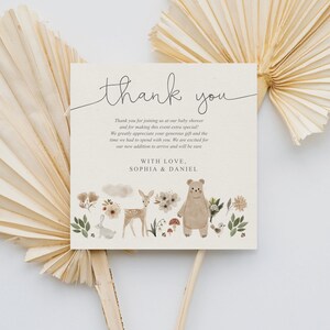 Peut inclure: Carte de remerciement avec une illustration aquarelle d'un ours, d'un cerf, d'un lapin et d'oiseaux dans un d&eacute;cor de for&ecirc;t. La carte indique "Merci" et "Avec amour, Sophia & Daniel".