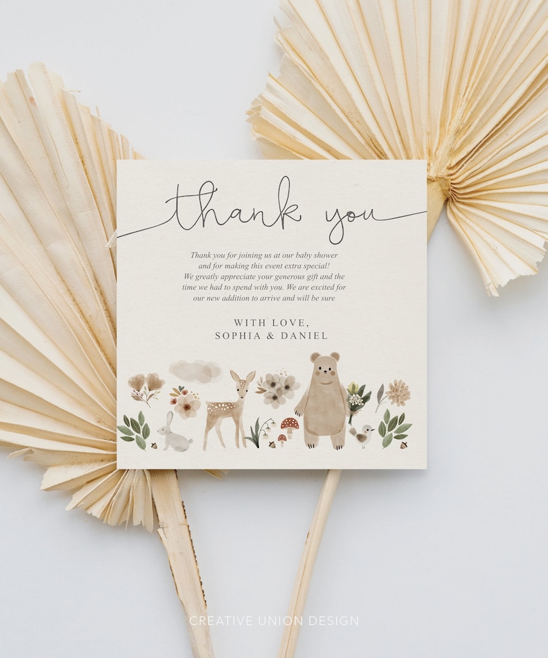 Peut inclure: Carte de remerciement avec une illustration aquarelle d'un ours, d'un cerf, d'un lapin et d'oiseaux dans un d&eacute;cor de for&ecirc;t. La carte indique "Merci" et "Avec amour, Sophia & Daniel".