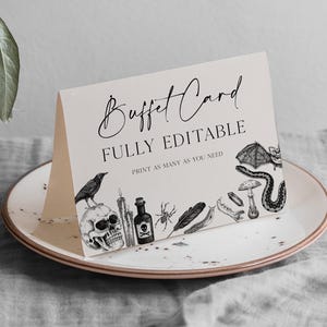 Puede incluir: Una tarjeta de buffet plegada con las palabras "Buffet Card" en escritura elegante. La tarjeta está decorada con ilustraciones en blanco y negro de una calavera, un cuervo, velas y otros elementos espeluznantes. También se incluye el texto "FULLY EDITABLE" y "PRINT AS MANY AS YOU NEED".