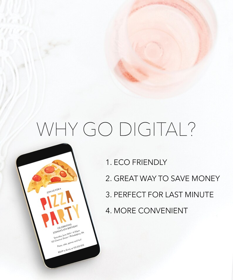 Puede incluir: Un tel&eacute;fono inteligente que muestra una invitaci&oacute;n digital para una fiesta de pizza. La invitaci&oacute;n presenta una rebanada de pizza de dibujos animados con colores rojo, amarillo y naranja. El texto de la invitaci&oacute;n dice "&Uacute;nete a nosotros para una fiesta de pizza celebrando el octavo cumplea&ntilde;os de Joshua". El texto debajo de la invitaci&oacute;n enumera la fecha, la hora y la ubicaci&oacute;n de la fiesta. El texto tambi&eacute;n incluye un n&uacute;mero de RSVP. El fondo de la imagen es blanco.