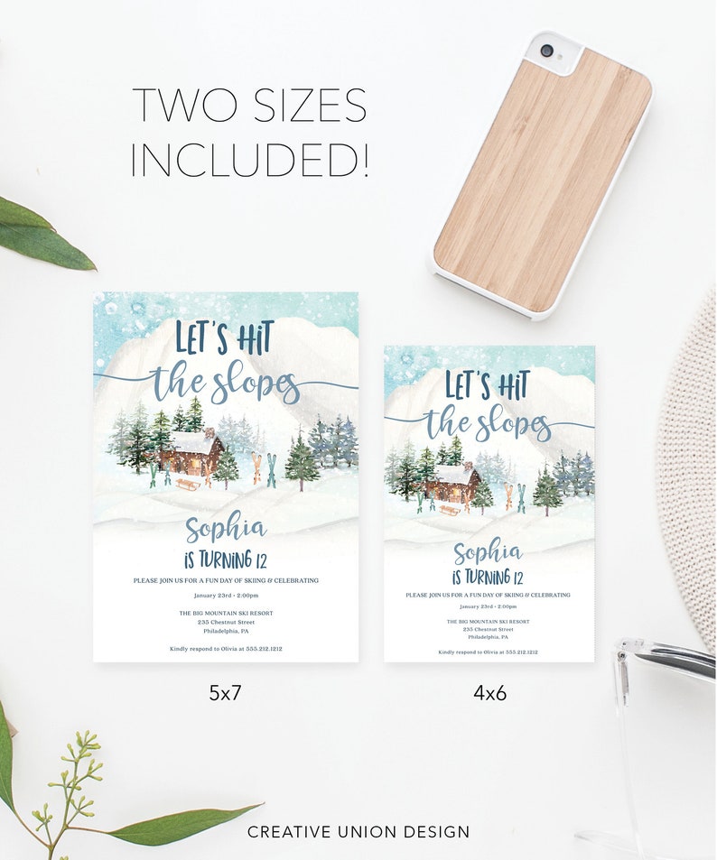 K&ouml;nnte beinhalten: Zwei Einladungskarten mit Winter-Ski-Motiv. Die Karten zeigen eine verschneite Berglandschaft mit einer H&uuml;tte und Skifahrern. Der Text lautet "Let's Hit the Slopes" und "Sophia wird 12". Die Gr&ouml;&szlig;en sind 12,7 x 17,8 cm und 10,2 x 15,2 cm.