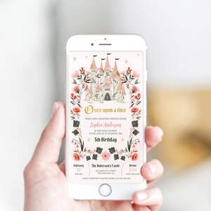 Pu&ograve; includere: Un'illustrazione di un castello rosa e bianco con accenti floreali. Il testo recita "C'era una volta" e "Il 5&deg; compleanno di Sophia Anderson". L'invito include la data, l'ora e il luogo della festa.