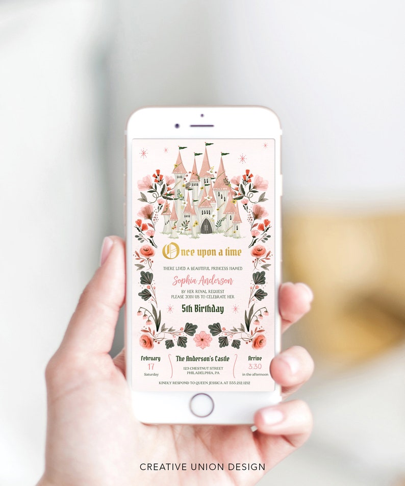 Pu&ograve; includere: Un'illustrazione di un castello rosa e bianco con accenti floreali. Il testo recita "C'era una volta" e "Il 5&deg; compleanno di Sophia Anderson". L'invito include la data, l'ora e il luogo della festa.