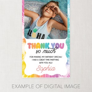 Peut inclure: Une carte de remerciement color&eacute;e avec un fond tie-dye. La carte pr&eacute;sente une photo d'une fille dans une piscine avec le texte "Thank You so much" et "Sophia".