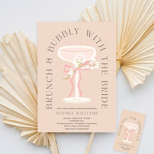 Op de afbeelding: Een roze en witte bruidsdouche-uitnodiging met een champagnefluit-illustratie en de tekst "Brunch & Bubbly with the Bride". De uitnodiging bevat de naam van de bruid, datum, tijd, locatie en RSVP-informatie.