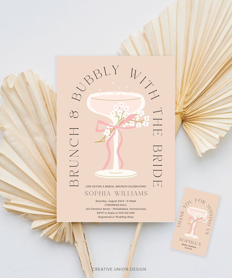 Op de afbeelding: Een roze en witte bruidsdouche-uitnodiging met een champagnefluit-illustratie en de tekst "Brunch & Bubbly with the Bride". De uitnodiging bevat de naam van de bruid, datum, tijd, locatie en RSVP-informatie.