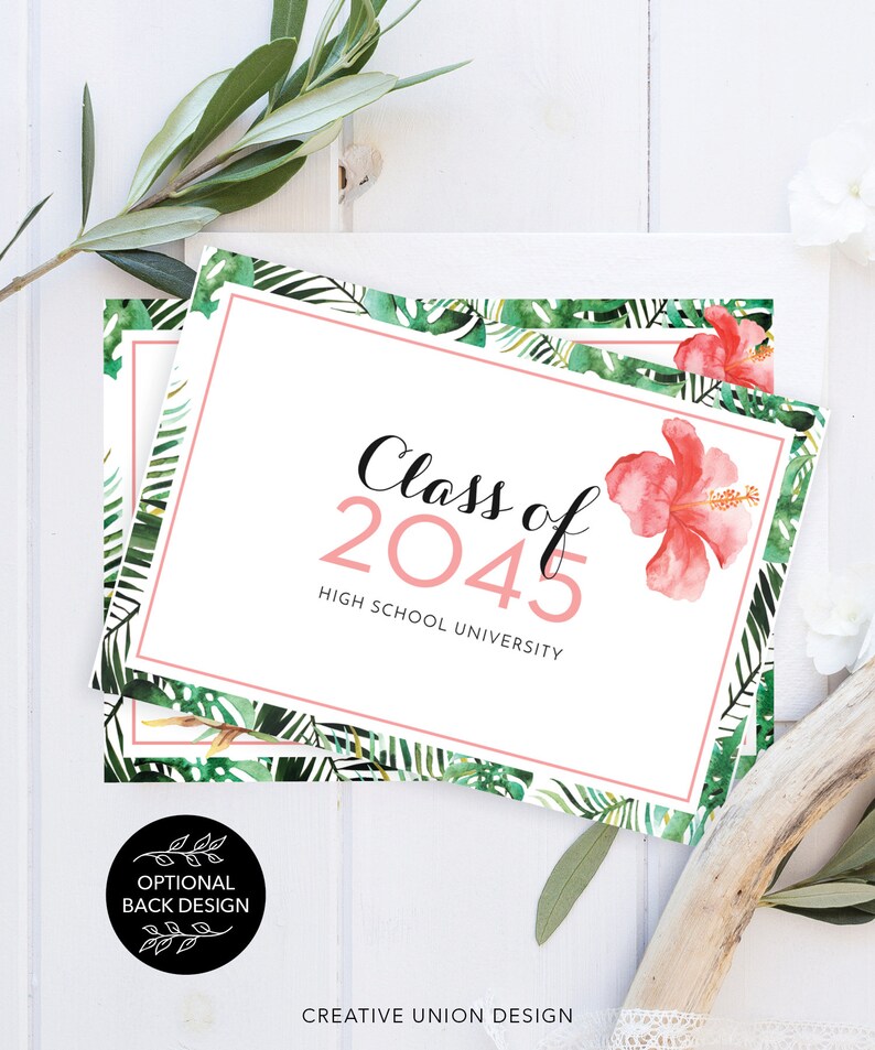 Puede incluir: Una tarjeta blanca con un borde rosa y un dise&ntilde;o de hojas tropicales. El texto "Class of 2045" est&aacute; escrito en letra cursiva negra. El texto "High School University" est&aacute; escrito en negro debajo del a&ntilde;o. Una flor de hibisco rosa se encuentra en el lado derecho de la tarjeta.