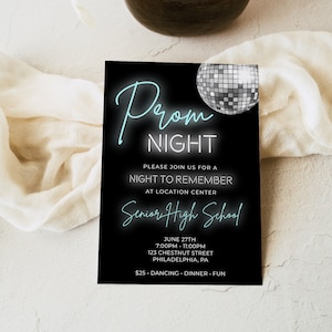 Pode incluir: Um convite preto e branco com um gráfico de bola de discoteca prateada. O texto diz "Prom Night" em letras de néon azuis. O convite detalha um evento de baile de formatura do ensino médio em 27 de junho das 19h às 23h na 123 Chestnut Street, Filadélfia, PA. O custo é de US$ 25 e inclui dança, jantar e diversão.