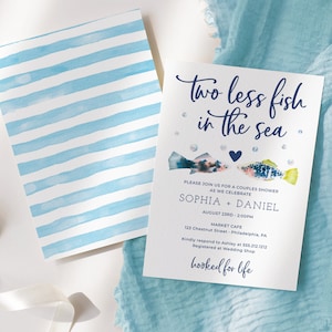 Può includere: Uno sfondo a strisce blu e bianche con una carta bianca in cima. La carta presenta un'illustrazione ad acquerello blu e bianca di due pesci con bolle e un cuore. Il testo sulla carta recita "two less fish in the sea" e "Please join us for a couples shower as we celebrate Sophia + Daniel August 23rd - 2:00pm Market Cafe 123 Chestnut Street - Philadelphia, PA Kindly respond to Ashley at 555.212.1212 Registered at Wedding Shop hooked for life Creative Union Design".