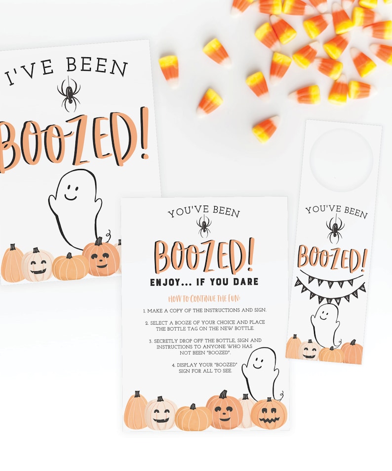 K&ouml;nnte beinhalten: Halloween-Party-Druckvorlagen mit den Texten "I'VE BEEN BOOZED!" und "YOU'VE BEEN BOOZED!" mit Geister-, K&uuml;rbis- und Spinnen-Grafiken. Enth&auml;lt einen T&uuml;rh&auml;nger, Anweisungen und S&uuml;&szlig;igkeiten.