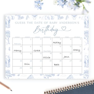 Pode incluir: Um cartão de jogo de chá de bebê com um tema de animais de safári azul e branco. O cartão diz "Adivinhe a data de aniversário do bebê Anderson" e inclui um calendário com nomes como Ashley, Marcy e Grace.