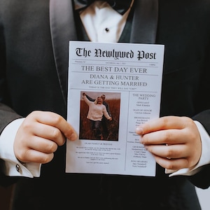 Pode incluir: Um programa de casamento impresso para parecer um jornal com o título "The Newlywed Post". O programa inclui os nomes da noiva e do noivo, Diana e Hunter, e a festa de casamento. Uma foto do casal aparece no canto superior esquerdo.