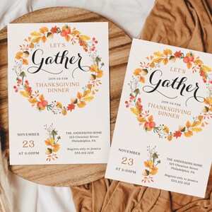 K&ouml;nnte beinhalten: Zwei Thanksgiving-Dinner-Einladungen mit einem Aquarell-Kranz-Design. Die Einladungen lauten "Let's Gather" und enthalten Datum, Uhrzeit und Adresse. Der Kranz zeigt Herbstbl&auml;tter, Beeren und Eicheln. Die Einladungen liegen auf einem Holztablett.
