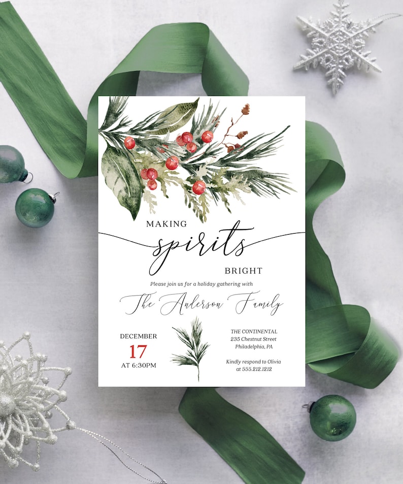 Pu&ograve; includere: Un invito per le feste con la scritta "Making Spirits Bright". L'invito presenta illustrazioni ad acquerello di vegetazione e bacche rosse. I dettagli includono la data, l'ora e il luogo dell'evento, insieme al cognome e un numero di contatto.