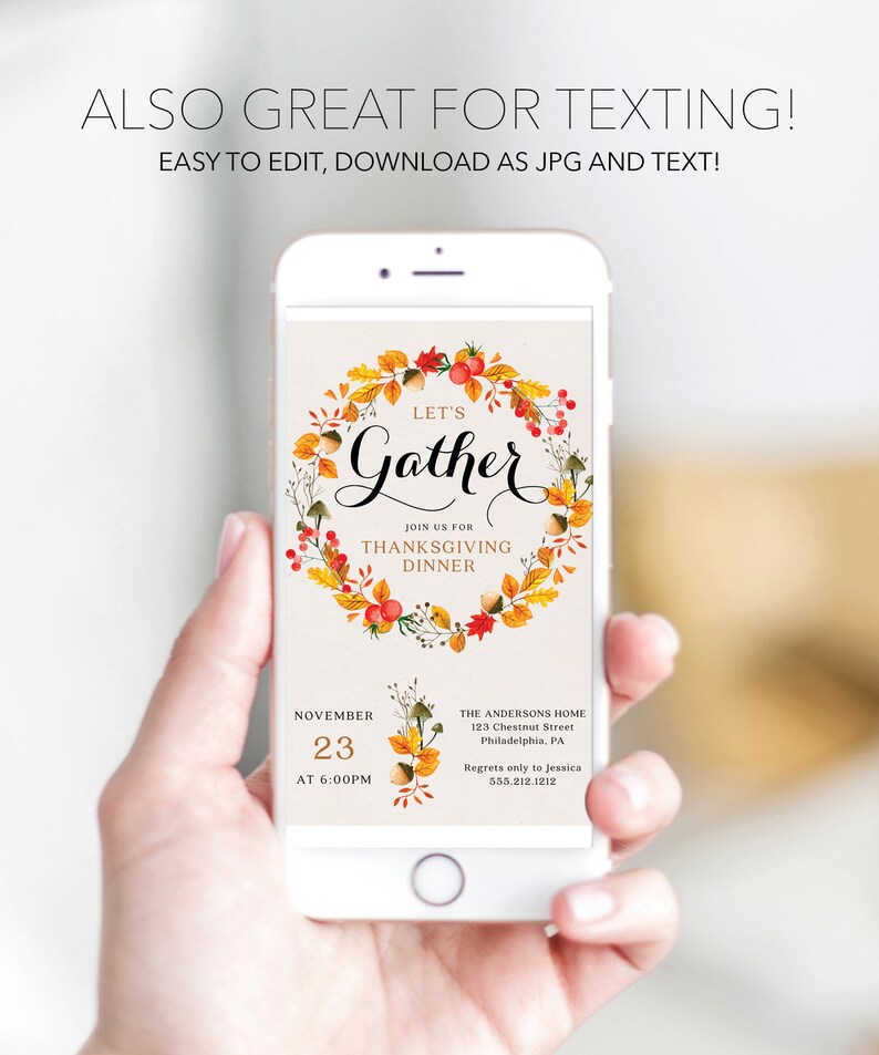 K&ouml;nnte beinhalten: Ein Smartphone zeigt eine Einladung zum Thanksgiving-Dinner. Die Einladung zeigt die Worte "Let's Gather" in eleganter Schrift, umgeben von einem Kranz aus Herbstbl&auml;ttern und Beeren. Datum und Uhrzeit sind ebenfalls angegeben.