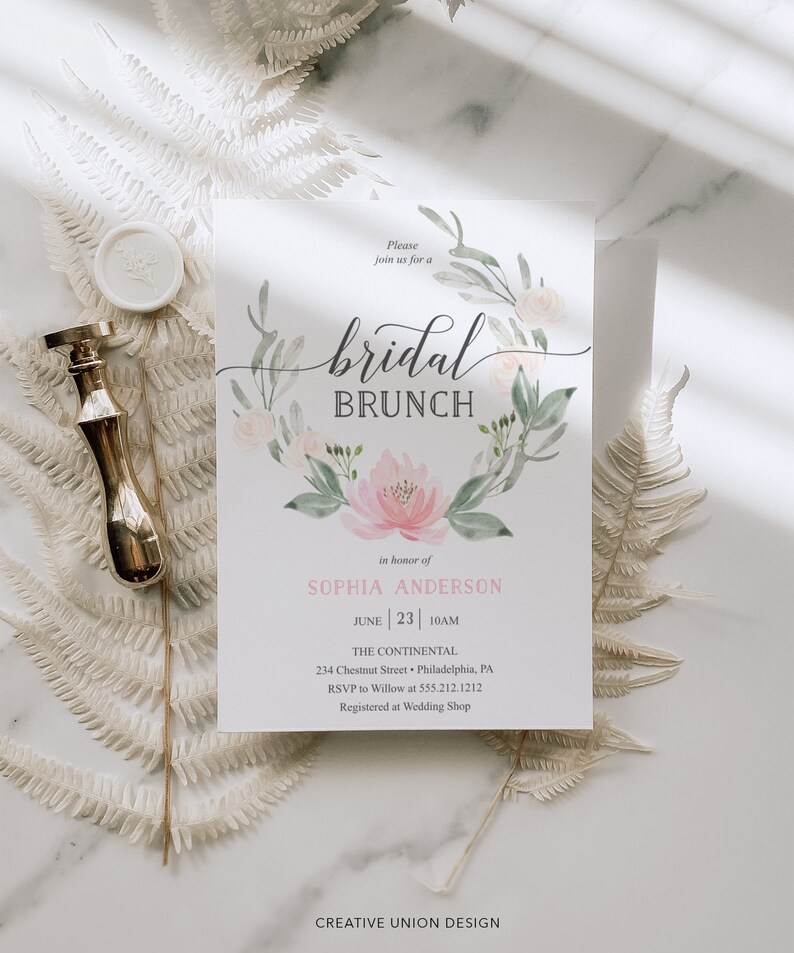 Może przedstawiać: Aquarelowy wz&oacute;r kwiatowy z r&oacute;żowym kwiatem i zielonymi liśćmi otacza tekst "bridal brunch" na białej kartce. Tekst "na cześć Sophii Anderson" znajduje się pod wzorem kwiatowym. Karta zawiera r&oacute;wnież datę, godzinę i miejsce wydarzenia. Tekst "RSVP to Willow at 555.212.1212" jest uwzględniony. Tekst "Registered at Wedding Shop" jest uwzględniony. Tekst "CREATIVE UNION DESIGN" znajduje się na dole kartki.