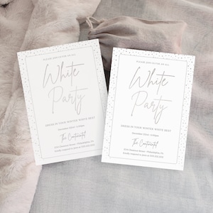 K&ouml;nnte beinhalten: Zwei Einladungen zur White Party mit silbernem Text und einem gepunkteten Rand. Die Einladungen lauten "White Party" und enthalten Veranstaltungsdetails: Datum, Uhrzeit und Ort. Der Hintergrund ist ein weicher, neutraler Stoff.