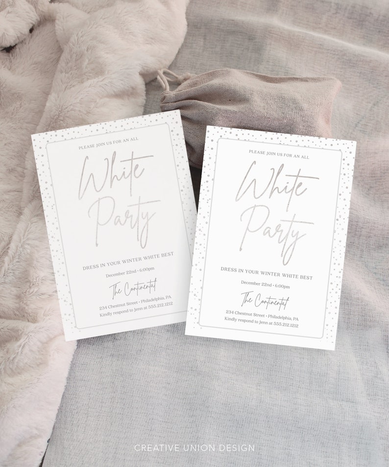 K&ouml;nnte beinhalten: Zwei Einladungen zur White Party mit silbernem Text und einem gepunkteten Rand. Die Einladungen lauten "White Party" und enthalten Veranstaltungsdetails: Datum, Uhrzeit und Ort. Der Hintergrund ist ein weicher, neutraler Stoff.