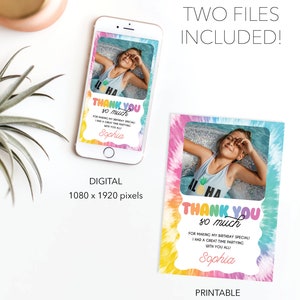 Peut inclure: Deux cartes de remerciement num&eacute;riques et imprimables avec un fond tie-dye et une photo d'une fille. Le texte sur la carte dit "Merci beaucoup" et "Pour avoir rendu mon anniversaire sp&eacute;cial ! J'ai pass&eacute; un bon moment &agrave; faire la f&ecirc;te avec vous tous !" La carte est sign&eacute;e "Sophia".