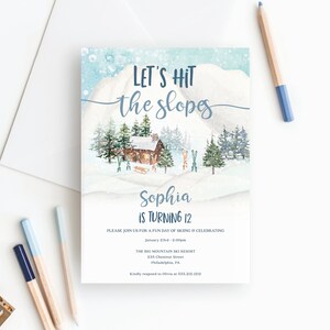 K&ouml;nnte beinhalten: Eine Einladung zum Thema Winter mit dem Text "Let's Hit the Slopes" &uuml;ber einer Aquarellillustration einer verschneiten Berglandschaft mit einer H&uuml;tte, B&auml;umen und Skiern. Die Einladung ist f&uuml;r Sophias 12. Geburtstag, mit Veranstaltungsdetails.