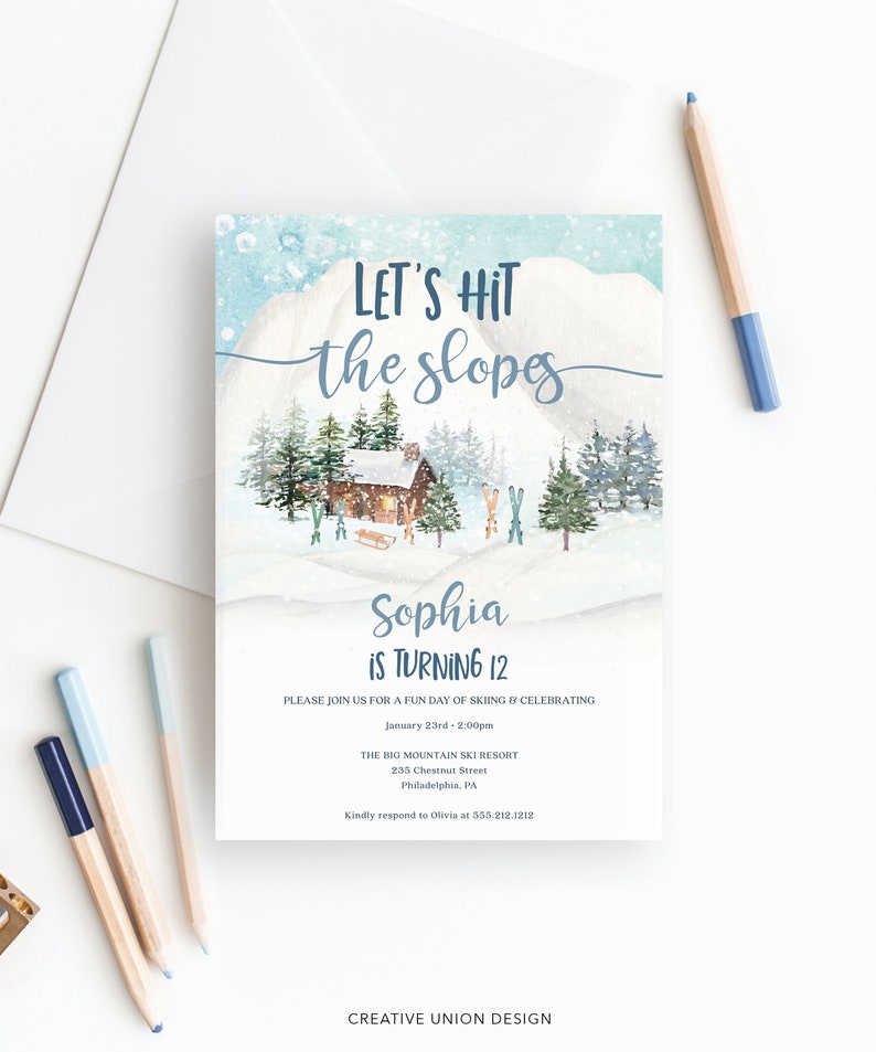 K&ouml;nnte beinhalten: Eine Einladung zum Thema Winter mit dem Text "Let's Hit the Slopes" &uuml;ber einer Aquarellillustration einer verschneiten Berglandschaft mit einer H&uuml;tte, B&auml;umen und Skiern. Die Einladung ist f&uuml;r Sophias 12. Geburtstag, mit Veranstaltungsdetails.