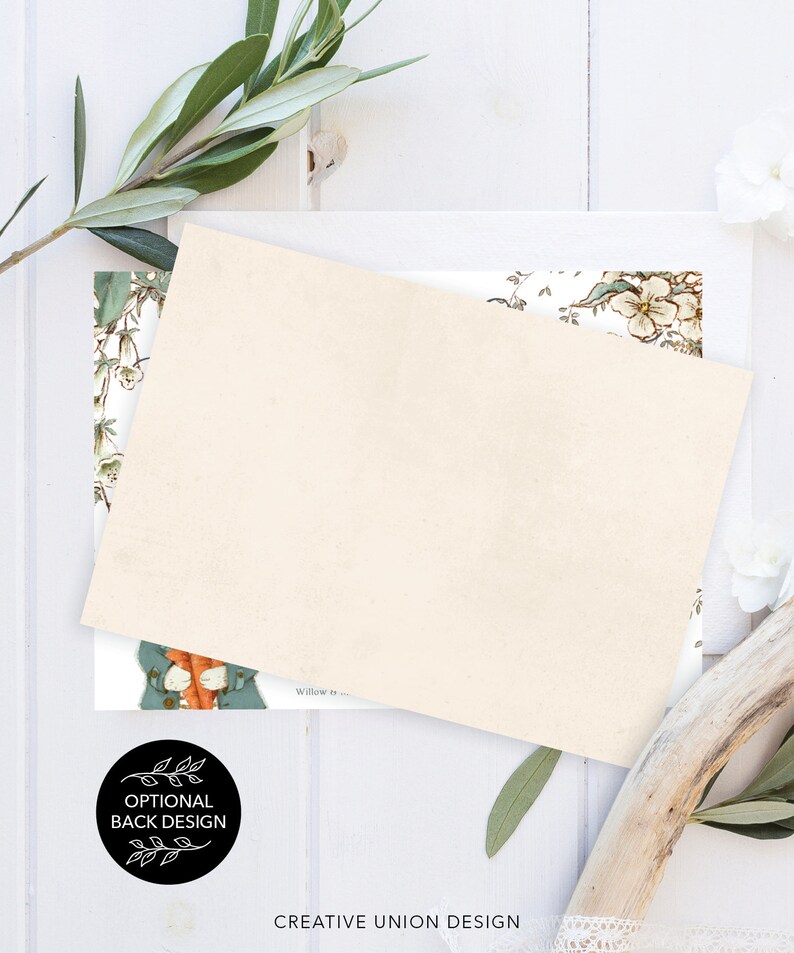Peut inclure: Une carte blanche vierge avec un motif floral au dos. La carte est pos&eacute;e sur une surface en bois blanc avec une branche de verdure et un morceau de bois flott&eacute;.