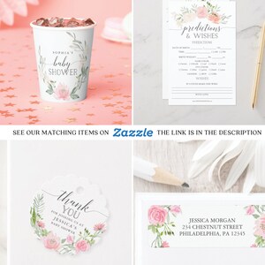 Peut inclure: Un ensemble de fournitures pour une f&ecirc;te de b&eacute;b&eacute; avec un motif floral aux accents roses et verts. L'ensemble comprend une tasse, une &eacute;tiquette de remerciement, une carte de pr&eacute;diction et une &eacute;tiquette d'adresse de retour. Le texte sur la tasse est "Sophia's baby shower". Le texte sur l'&eacute;tiquette de remerciement est "Merci de vous &ecirc;tre joint &agrave; nous pour la f&ecirc;te de b&eacute;b&eacute; de Jessica". Le texte sur la carte de pr&eacute;diction est "Pr&eacute;dictions & Souhaits". Le texte sur l'&eacute;tiquette d'adresse de retour est "Jessica Morgan, 234 Chestnut Street, Philadelphia, PA 12345".