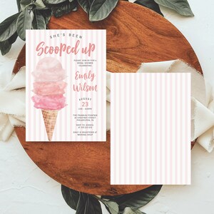 K&ouml;nnte beinhalten: Eine rosa-wei&szlig; gestreifte Einladung zu einer Bridal Shower mit einer Aquarell-Illustration eines Eisbechers. Der Text lautet "She's Been Scooped Up" und enth&auml;lt den Namen der Braut, Datum, Uhrzeit und Ort. RSVP-Informationen sind ebenfalls enthalten.