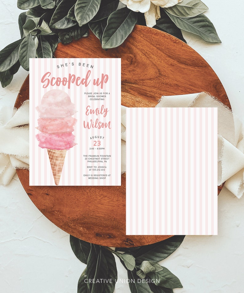 K&ouml;nnte beinhalten: Eine rosa-wei&szlig; gestreifte Einladung zu einer Bridal Shower mit einer Aquarell-Illustration eines Eisbechers. Der Text lautet "She's Been Scooped Up" und enth&auml;lt den Namen der Braut, Datum, Uhrzeit und Ort. RSVP-Informationen sind ebenfalls enthalten.