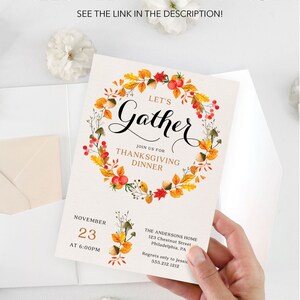 K&ouml;nnte beinhalten: Einladung zum Thanksgiving-Dinner mit floralem Kranzdesign. Die Einladung lautet "Let's Gather" und enth&auml;lt Datum, Uhrzeit und Ort. Der Text "Need help with printing? See the link in the description!" steht oben.