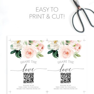 K&ouml;nnte beinhalten: Wei&szlig;e Einladungskarten mit floralen Arrangements aus rosa und wei&szlig;en Rosen und dem Text "SHARE THE love". Enth&auml;lt einen QR-Code und den Text "PLEASE SCAN THIS CODE TO UPLOAD & SHARE YOU PHOTOS WITH US!".