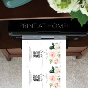 K&ouml;nnte beinhalten: Ein Drucker druckt ein Blumendesign mit den Worten &bdquo;PRINT AT HOME!&ldquo;. Das Design enth&auml;lt das Wort &bdquo;love&ldquo; in Schreibschrift, QR-Codes und den Text &bdquo;SHARE THE&ldquo;. Das Blumenarrangement zeigt wei&szlig;e und rosafarbene Rosen.