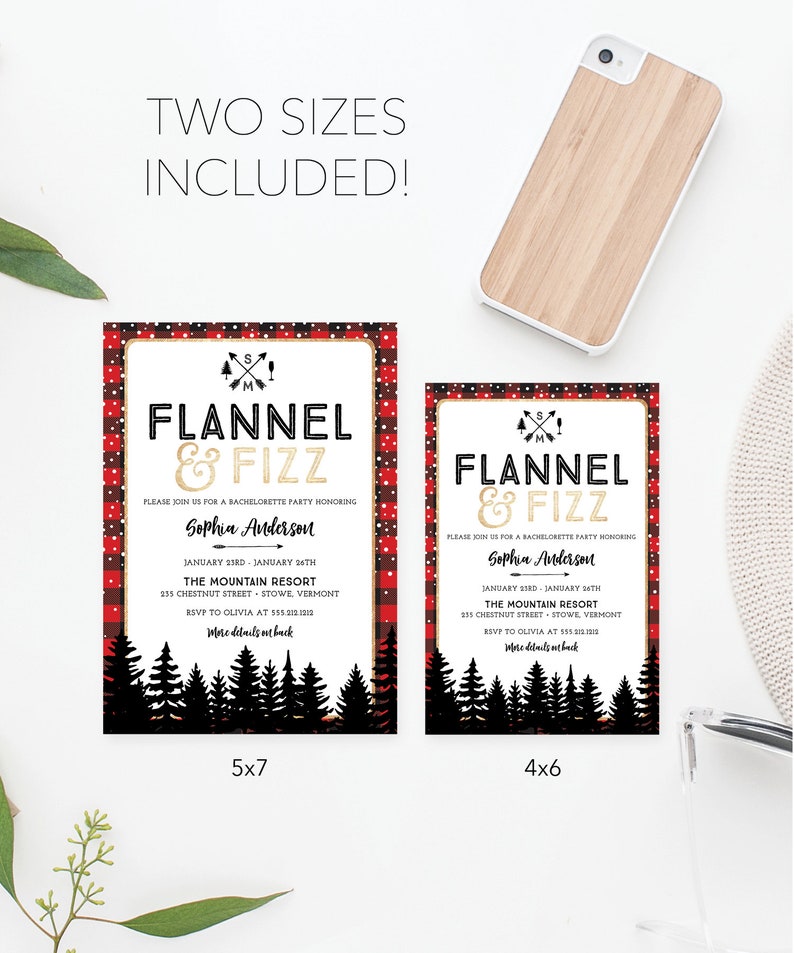 K&ouml;nnte beinhalten: Zwei Einladungskarten mit dem Text "FLANNEL & FIZZ" in Gold und Schwarz, f&uuml;r einen Junggesellinnenabschied. Die Karten sind in den Gr&ouml;&szlig;en 5x7 und 4x6, mit einem rot-schwarzen Karomuster und einer Waldsilhouette. Eine Handyh&uuml;lle aus Holz ist ebenfalls vorhanden.