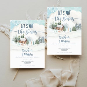 K&ouml;nnte beinhalten: Zwei rechteckige Einladungen mit Winterthema. Die Einladungen zeigen eine Aquarellillustration einer verschneiten Landschaft mit einer H&uuml;tte, B&auml;umen und dem Text "LET'S HIT the slopes". Der Text enth&auml;lt auch "Sophia is turning 12".