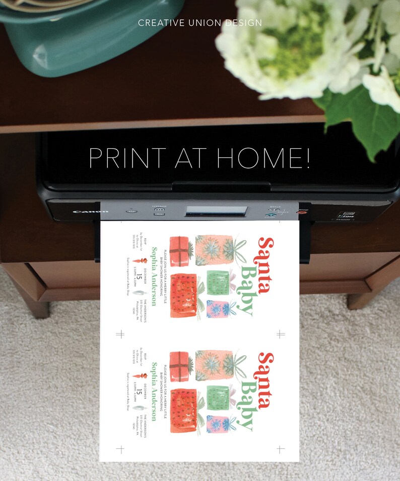 K&ouml;nnte beinhalten: Ein Drucker druckt eine Babyparty-Einladung. Die Einladung zeigt den Text "Santa Baby" in Rot und Gr&uuml;n sowie Aquarellillustrationen von verpackten Geschenken. Der Text "PRINT AT HOME!" wird &uuml;ber dem Drucker angezeigt.