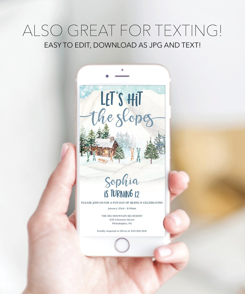 K&ouml;nnte beinhalten: Ein Smartphone zeigt eine winterliche Einladung mit dem Text &bdquo;Let's Hit the Slopes&ldquo;. Die Einladung zeigt eine Aquarellillustration eines Chalets, B&auml;ume und Skier. Der Text enth&auml;lt auch den Namen &bdquo;Sophia&ldquo; und Details zur Veranstaltung.