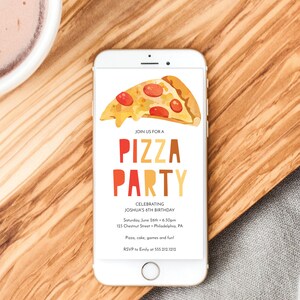 Puede incluir: La pantalla de un tel&eacute;fono inteligente muestra una invitaci&oacute;n a una fiesta de pizza. La invitaci&oacute;n presenta una rebanada de pizza de dibujos animados con pepperoni rojo y una cobertura de queso amarillo. El texto dice "Join us for a Pizza Party", "Celebrating Joshua's 8th Birthday", "Saturday, June 26th - 6:30pm", "123 Chestnut Street - Philadelphia, PA", "Pizza, cake, games and fun!" y "RSVP to Emily at 555.212.1212". La parte inferior de la pantalla dice "Creative Union Design".
