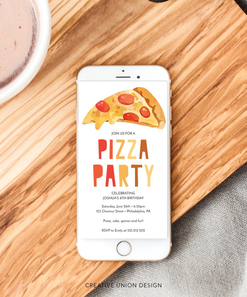 Puede incluir: La pantalla de un tel&eacute;fono inteligente muestra una invitaci&oacute;n a una fiesta de pizza. La invitaci&oacute;n presenta una rebanada de pizza de dibujos animados con pepperoni rojo y una cobertura de queso amarillo. El texto dice "Join us for a Pizza Party", "Celebrating Joshua's 8th Birthday", "Saturday, June 26th - 6:30pm", "123 Chestnut Street - Philadelphia, PA", "Pizza, cake, games and fun!" y "RSVP to Emily at 555.212.1212". La parte inferior de la pantalla dice "Creative Union Design".