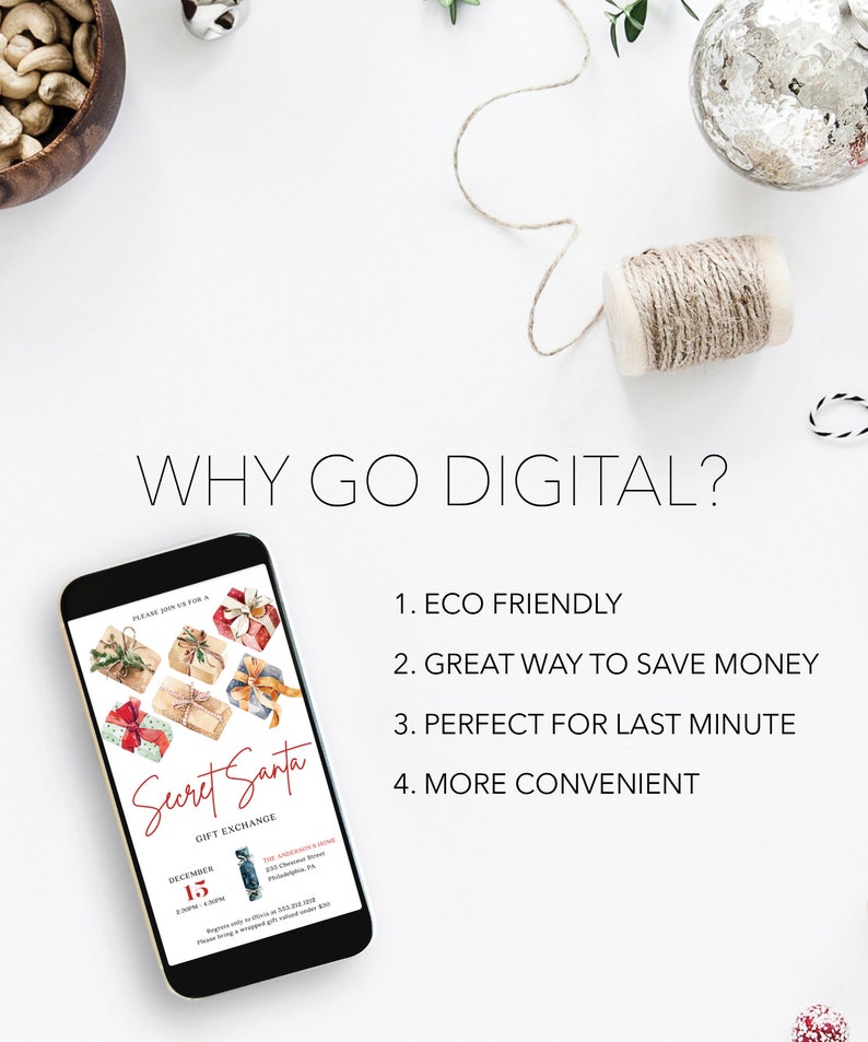 Pu&ograve; includere: Uno smartphone mostra un invito a "Secret Santa Gift Exchange" con illustrazioni di regali. L'immagine include il testo: "Perch&eacute; passare al digitale?" ed elenca i vantaggi: Ecologico, ottimo modo per risparmiare, perfetto per l'ultimo minuto e pi&ugrave; conveniente.
