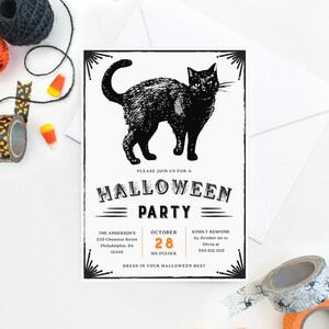 Puede incluir: Una invitaci&oacute;n a una fiesta de Halloween con una ilustraci&oacute;n de un gato negro. La invitaci&oacute;n incluye el texto "PLEASE JOIN US FOR A HALLOWEEN PARTY" con la fecha del 28 de octubre e informaci&oacute;n de contacto. Caramelos de ma&iacute;z y cinta adhesiva decorativa rodean la invitaci&oacute;n.
