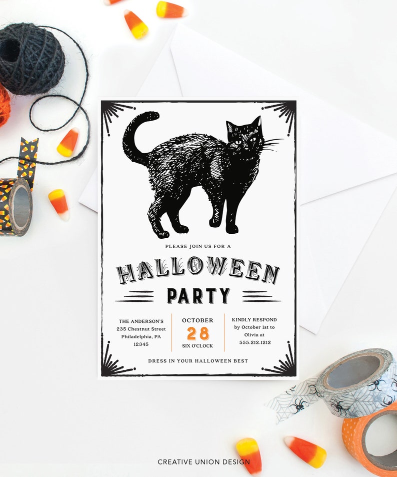 Puede incluir: Una invitaci&oacute;n a una fiesta de Halloween con una ilustraci&oacute;n de un gato negro. La invitaci&oacute;n incluye el texto "PLEASE JOIN US FOR A HALLOWEEN PARTY" con la fecha del 28 de octubre e informaci&oacute;n de contacto. Caramelos de ma&iacute;z y cinta adhesiva decorativa rodean la invitaci&oacute;n.