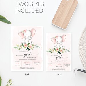 Puede incluir: Dos tarjetas de invitaci&oacute;n para baby shower en tama&ntilde;os de 5x7 y 4x6 pulgadas con una ilustraci&oacute;n en acuarela de un beb&eacute; elefante con orejas rosas y una corona floral. El texto dice A SWEET BABY girl IS ON HER WAY, con detalles de Willow Anderson.