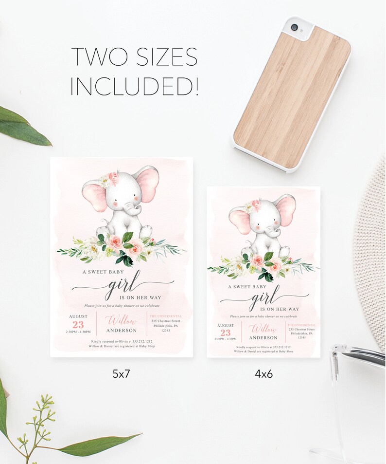 Puede incluir: Dos tarjetas de invitaci&oacute;n para baby shower en tama&ntilde;os de 5x7 y 4x6 pulgadas con una ilustraci&oacute;n en acuarela de un beb&eacute; elefante con orejas rosas y una corona floral. El texto dice A SWEET BABY girl IS ON HER WAY, con detalles de Willow Anderson.