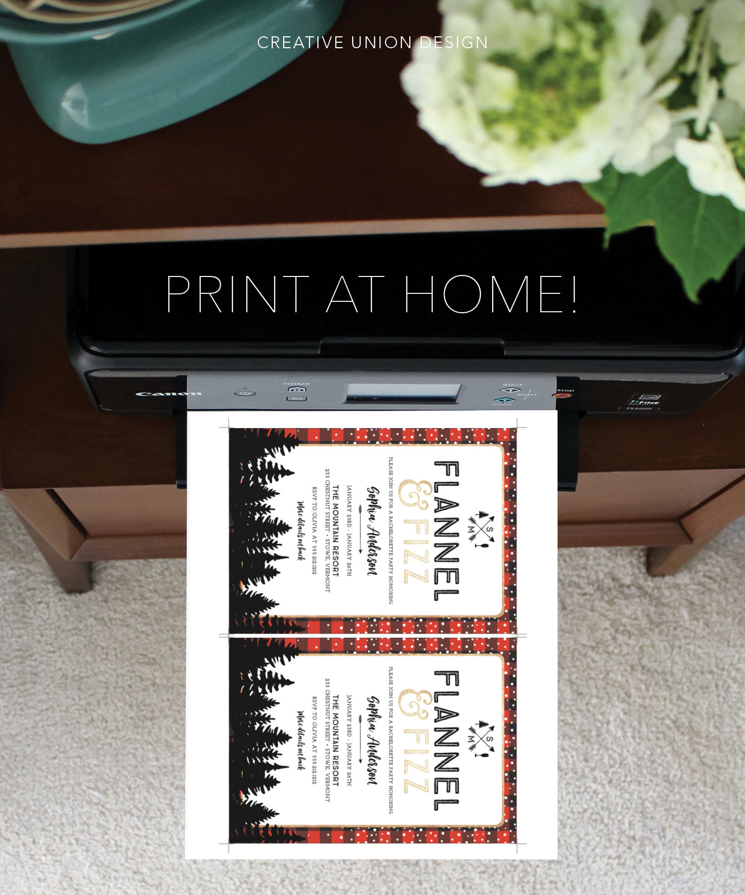 K&ouml;nnte beinhalten: Ein Drucker druckt zwei Einladungen mit dem Text "Flannel & Fizz" und "Print at Home!". Die Einladungen haben einen rot-schwarzen Karomuster-Rand mit einem Waldsilhouetten-Design. Die Einladungen sind f&uuml;r einen Junggesellinnenabschied.