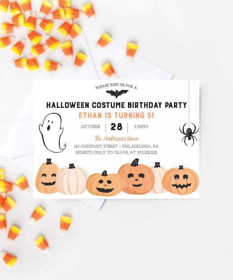 以下が含まれることがあります： 「HALLOWEEN COSTUME BIRTHDAY PARTY」と「ETHAN IS TURNING 5！」のテキストが入ったハロウィーンをテーマにした誕生日パーティーの招待状。 招待状には、幽霊、カボチャ、コウモリ、クモが描かれています。 散らばったキャンディーコーンがあります。