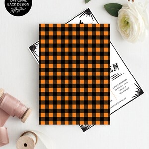 Puede incluir: Una invitaci&oacute;n con tem&aacute;tica de Halloween con un patr&oacute;n de cuadros de b&uacute;falo negro y naranja. La invitaci&oacute;n incluye el texto "OPTIONAL BACK DESIGN" y "HALLOWEEN BEST". El texto adicional incluye "KINDLY RESPOND by October 1st to Olivia at 555.212.1212".