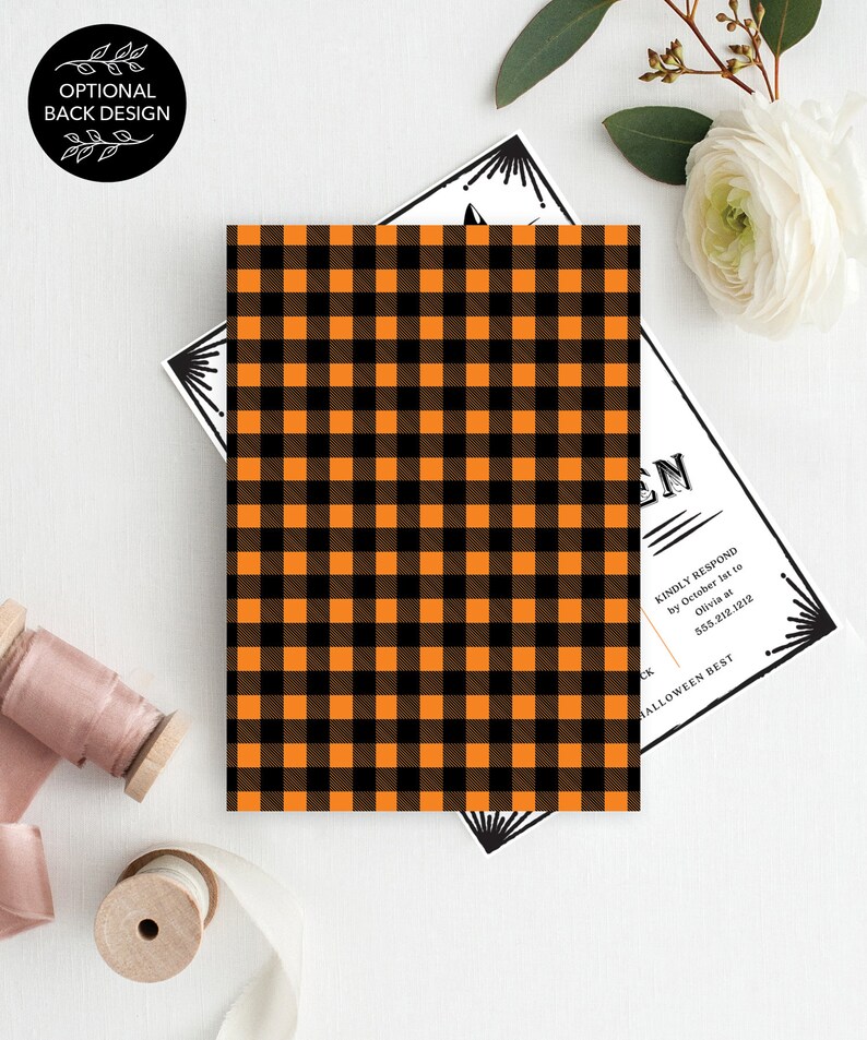 Puede incluir: Una invitaci&oacute;n con tem&aacute;tica de Halloween con un patr&oacute;n de cuadros de b&uacute;falo negro y naranja. La invitaci&oacute;n incluye el texto "OPTIONAL BACK DESIGN" y "HALLOWEEN BEST". El texto adicional incluye "KINDLY RESPOND by October 1st to Olivia at 555.212.1212".