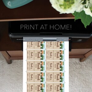 Op de afbeelding: Een printer drukt bedankkaartjes af. De kaartjes hebben een groene tractorafbeelding en de tekst "Thank you for joining us at Noah's Birthday Party." De tekst "Print at Home!" wordt weergegeven.