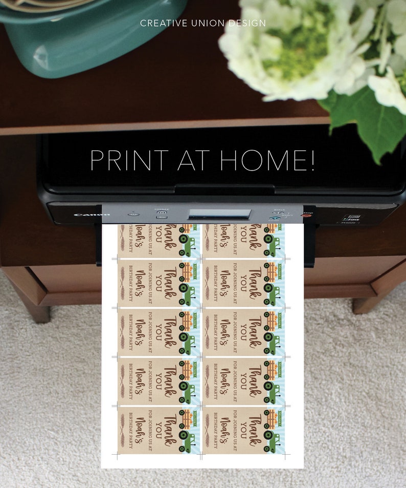 Op de afbeelding: Een printer drukt bedankkaartjes af. De kaartjes hebben een groene tractorafbeelding en de tekst "Thank you for joining us at Noah's Birthday Party." De tekst "Print at Home!" wordt weergegeven.